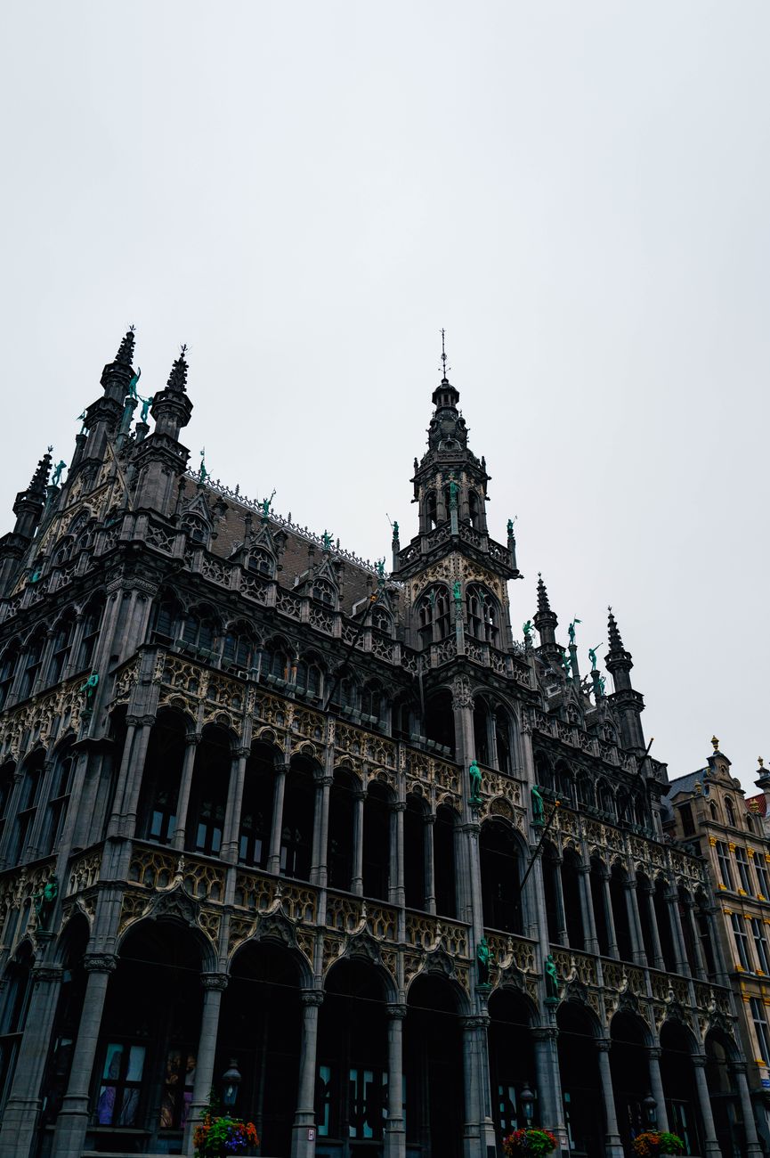 Majestueuze gotische architectuur van een iconisch monument in een Europese stad, perfect voor reisenthousiastelingen.