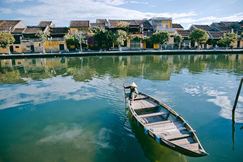 Người Trên Thuyền Trên Mặt Nước