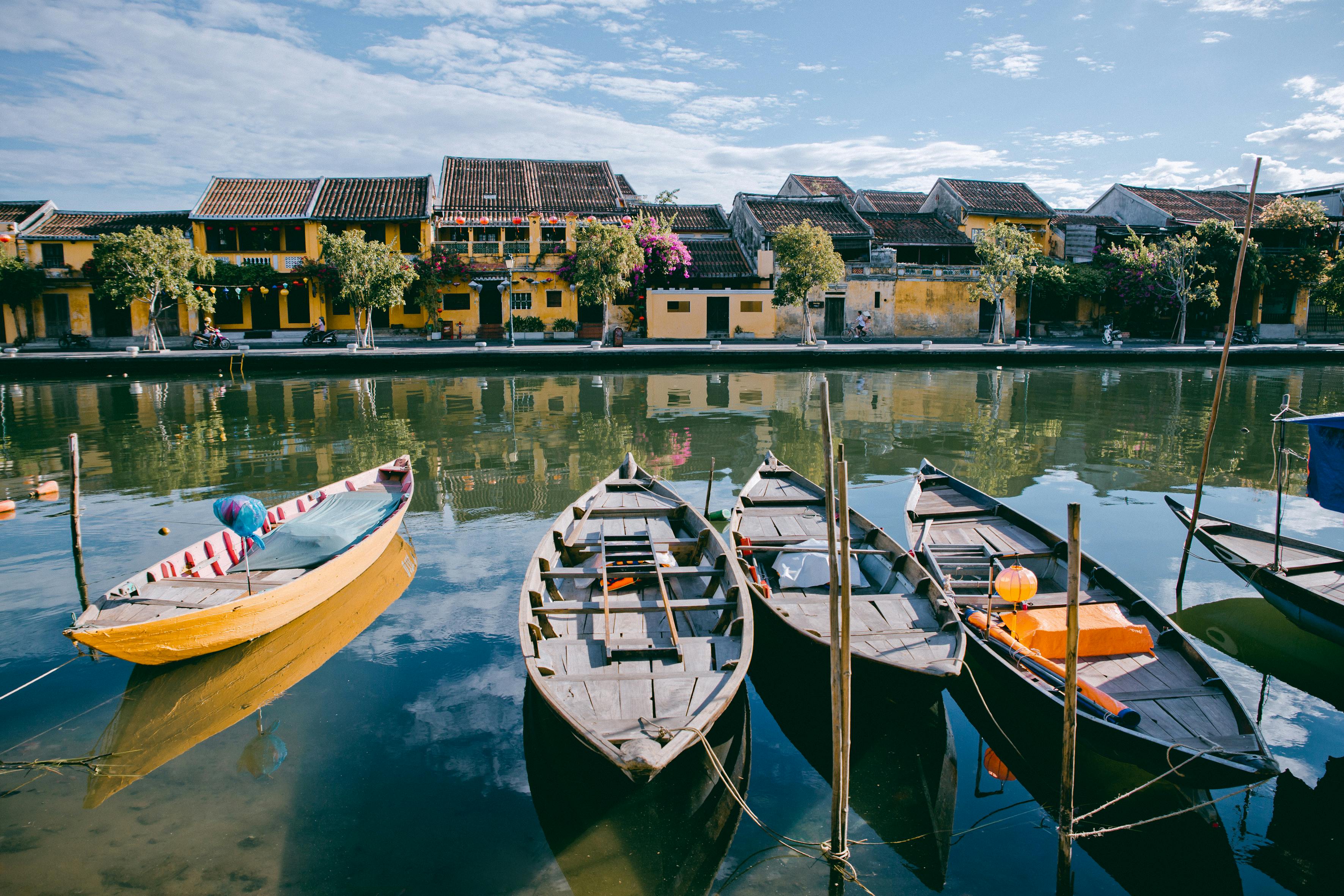 docked-boats-on-river-free-stock-photo