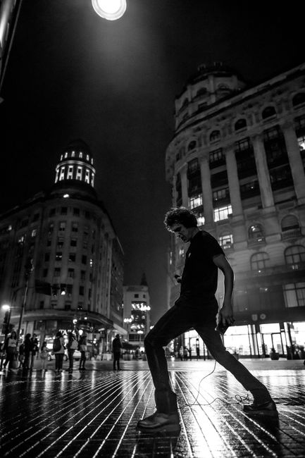 Silhouette of a man at night in front of iconic Buenos Aires architecture.