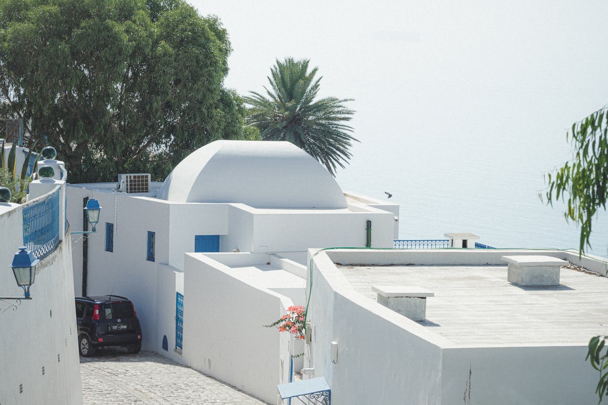 Widok na Morze Srodziemne z Sidi Bou Said w Tunezji - biala architektura i blekitne niebo