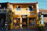 在越南河内市中心，一家当地精品店坐落于一栋黄色的殖民风格建筑中