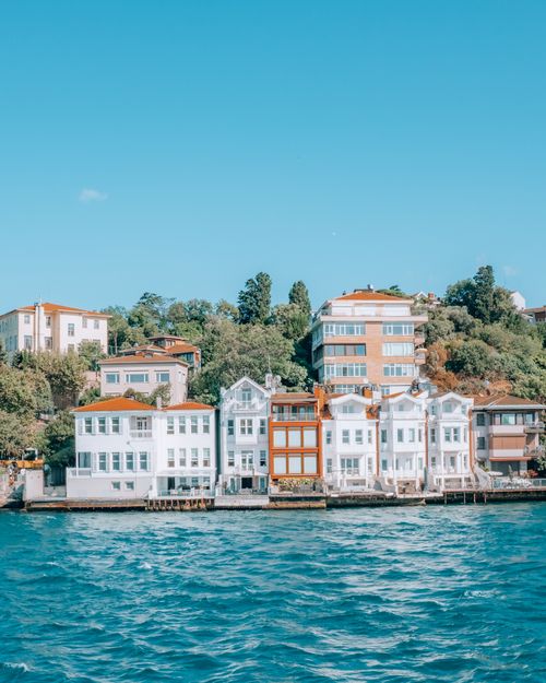 Free Charming waterfront houses along the Bosphorus in İstanbul under a clear blue summer sky. Stock Photo