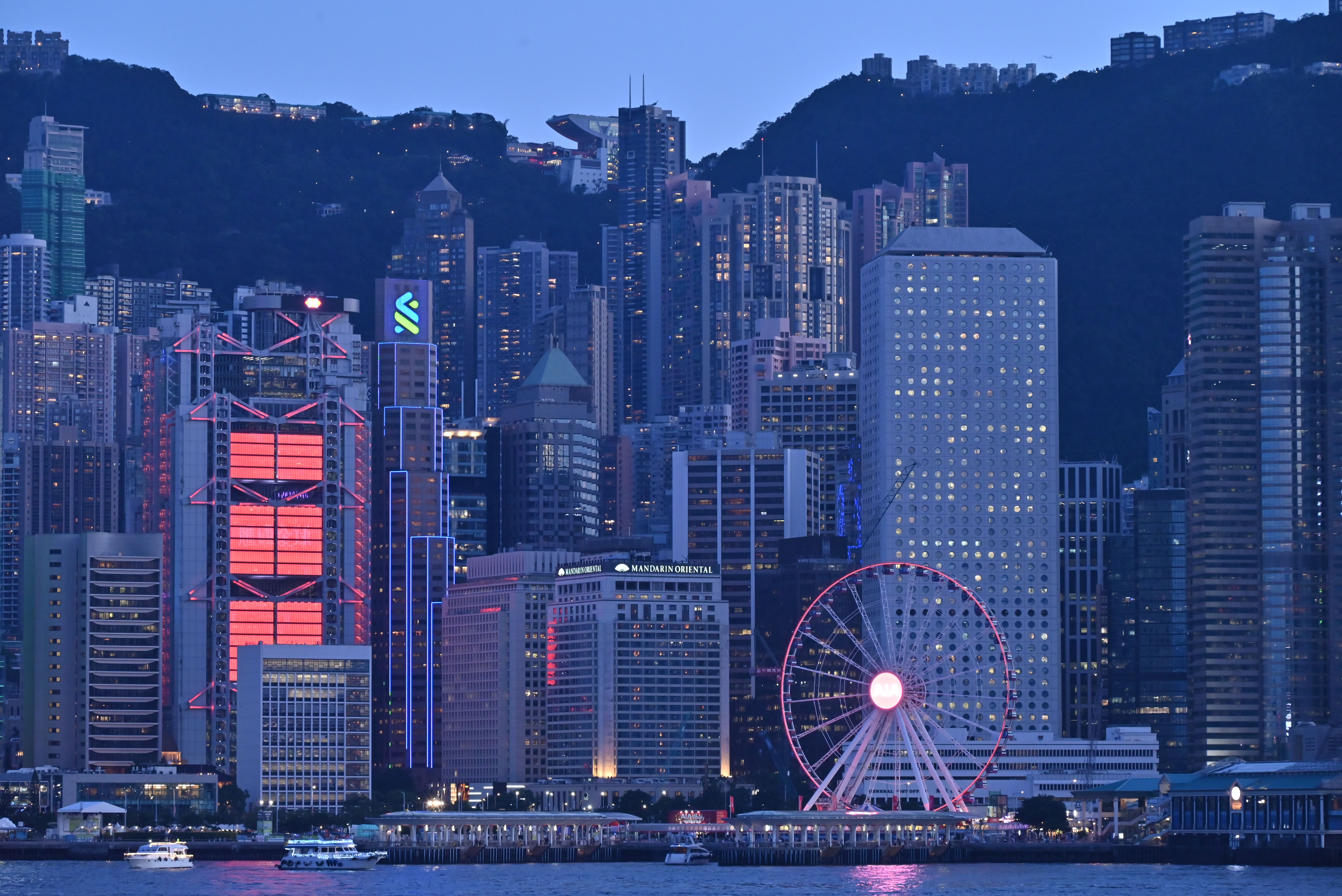 A city skyline with a ferris wheel and a ferris wheel · Free Stock Photo