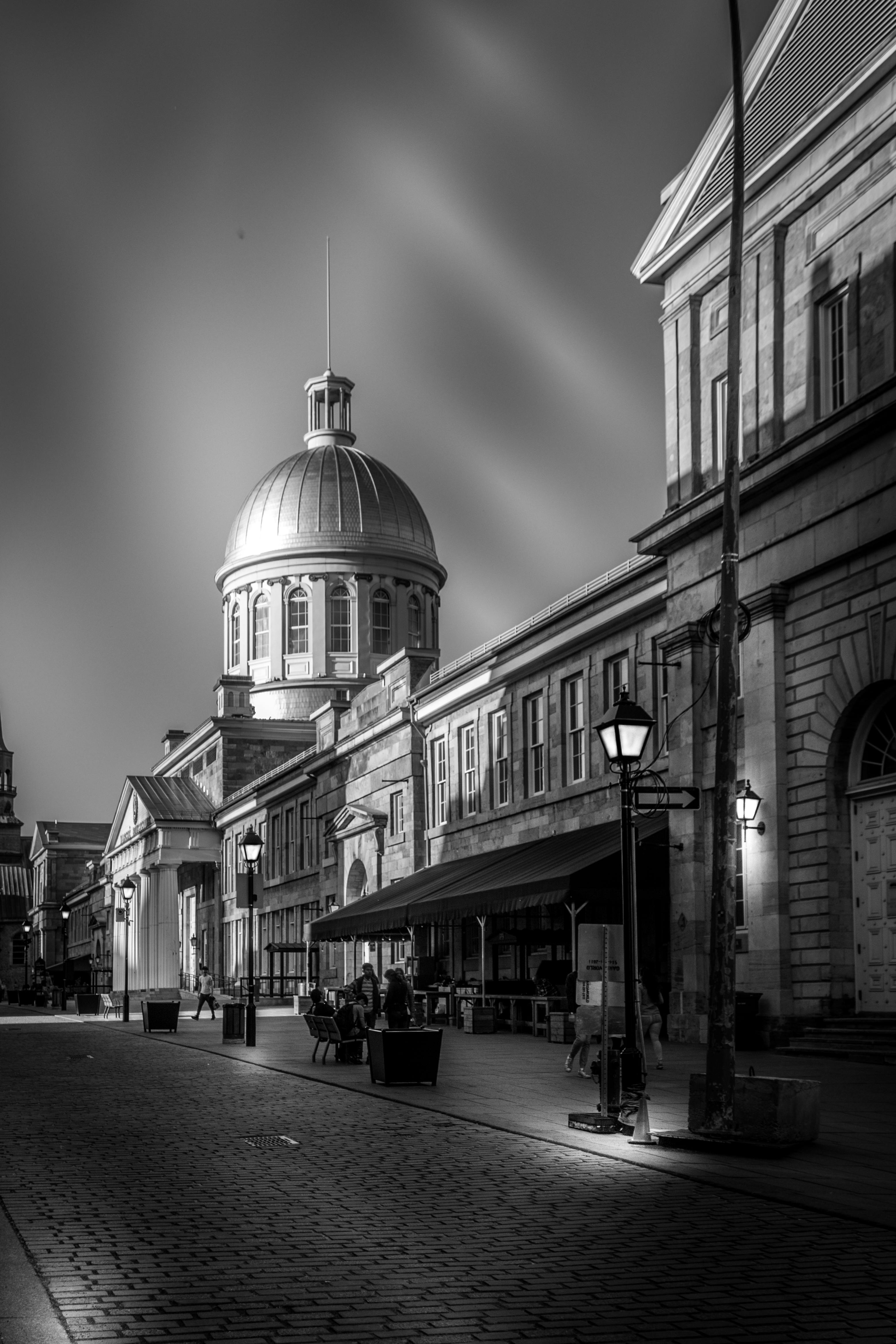 蒙特利尔老城的单色街景，捕捉了历史建筑的永恒之美