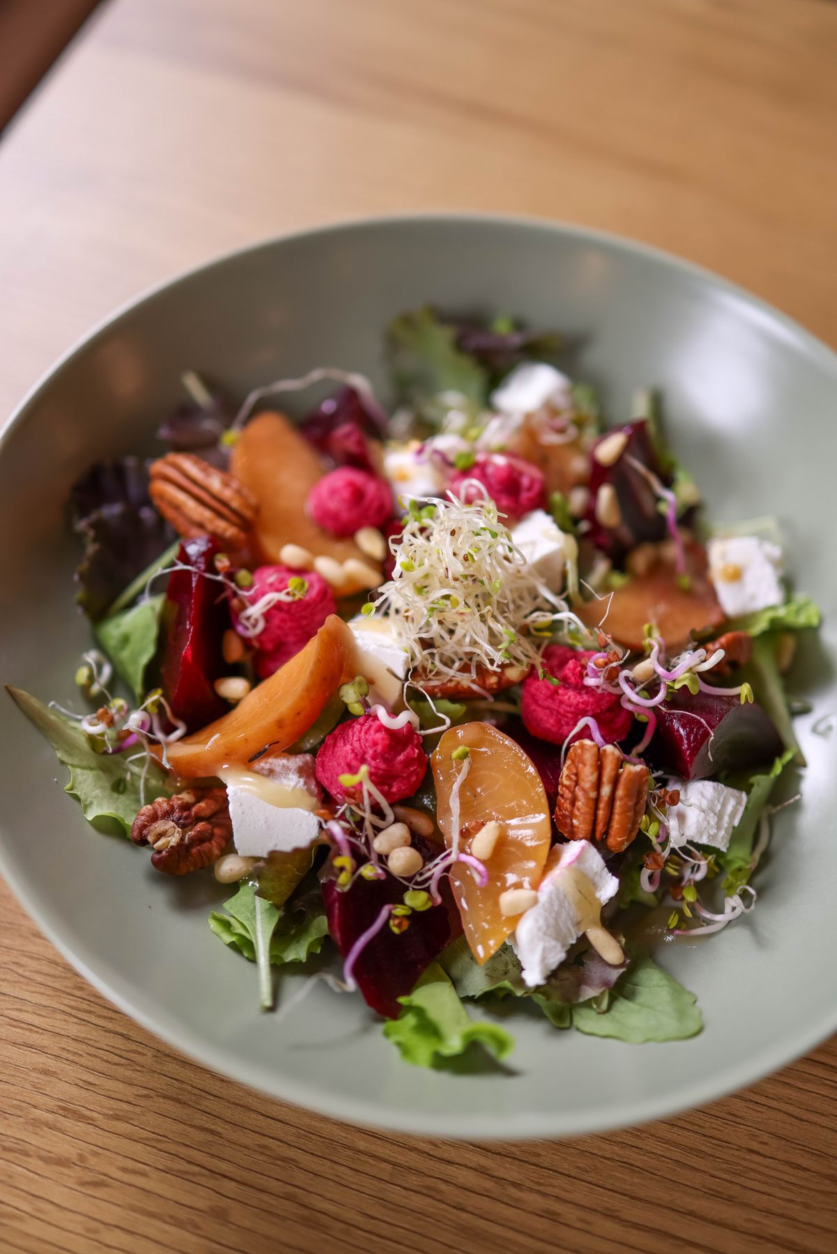 Ensalada de remolacha, frutos secos y queso de cabra