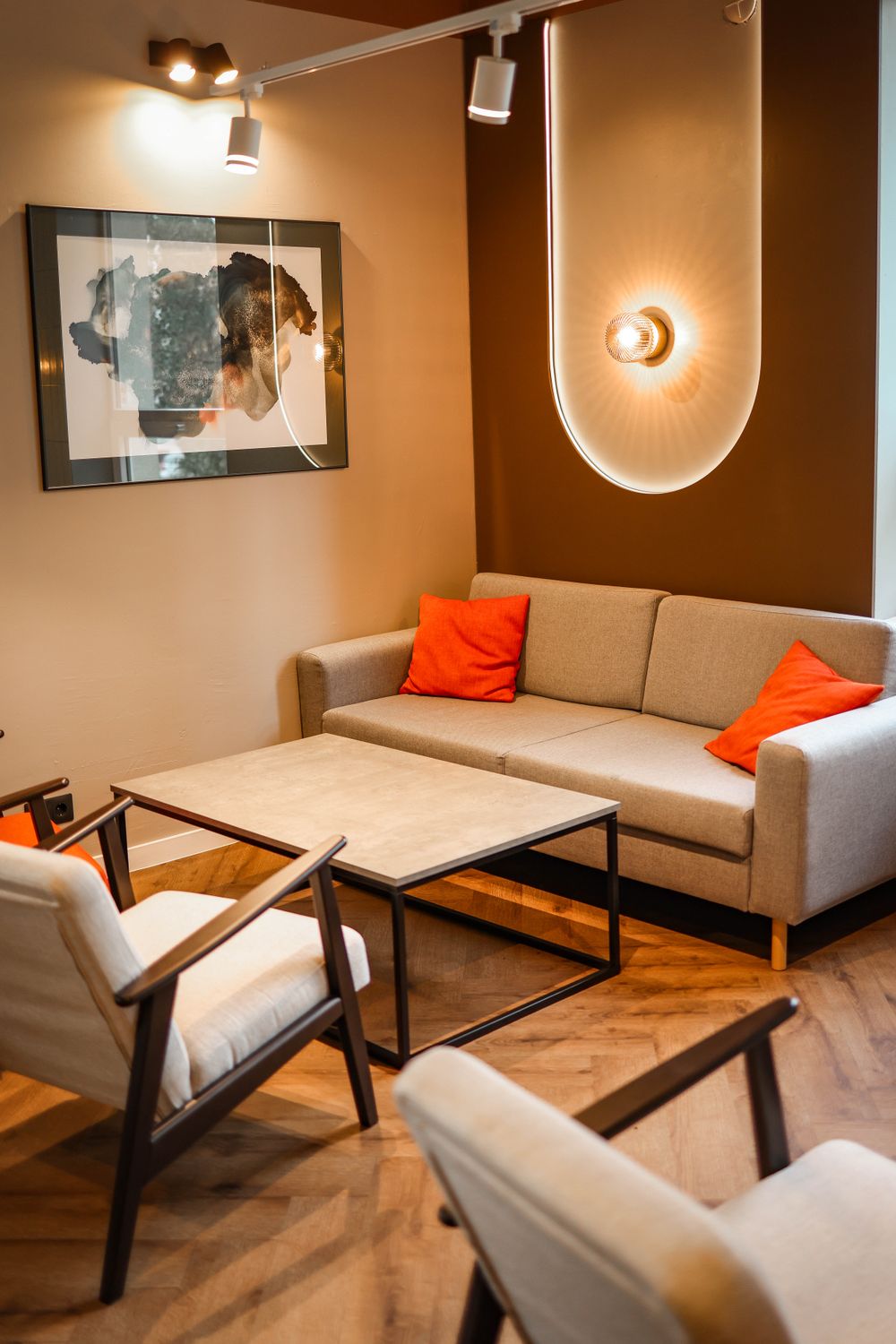 A living room with orange and brown accents · Free Stock Photo