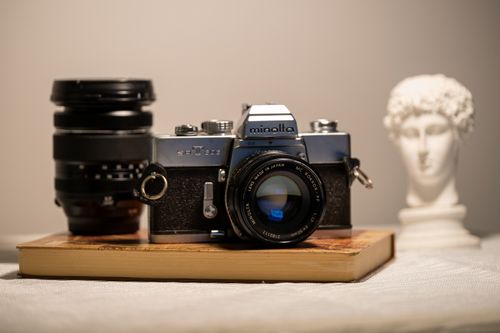 Free Classic Minolta SRT303 film camera with lens setup in an artistic setting, evoking nostalgia. Stock Photo