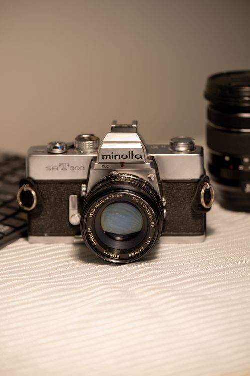 Free Retro Minolta analog camera with lens, showcasing classic photography equipment charm. Stock Photo