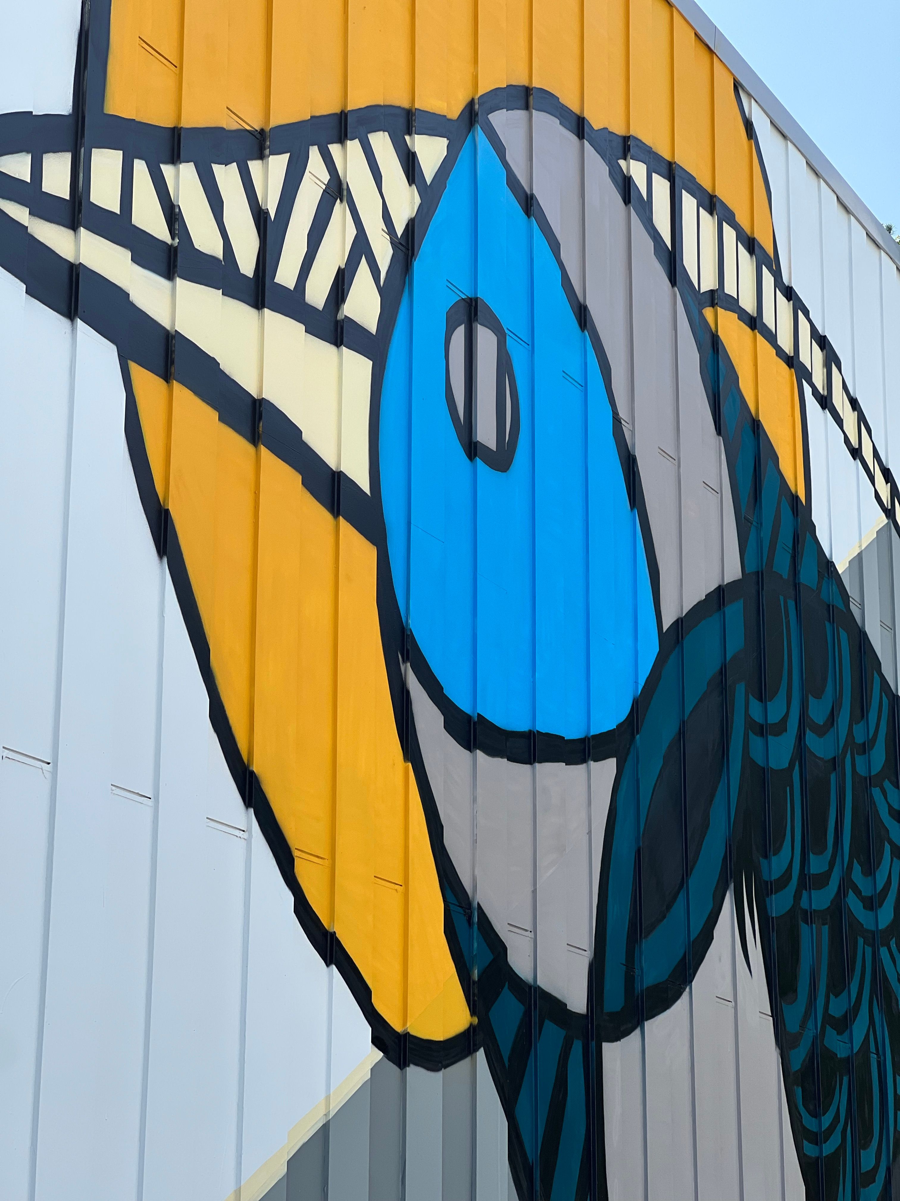 A mural of a bird on a building · Free Stock Photo