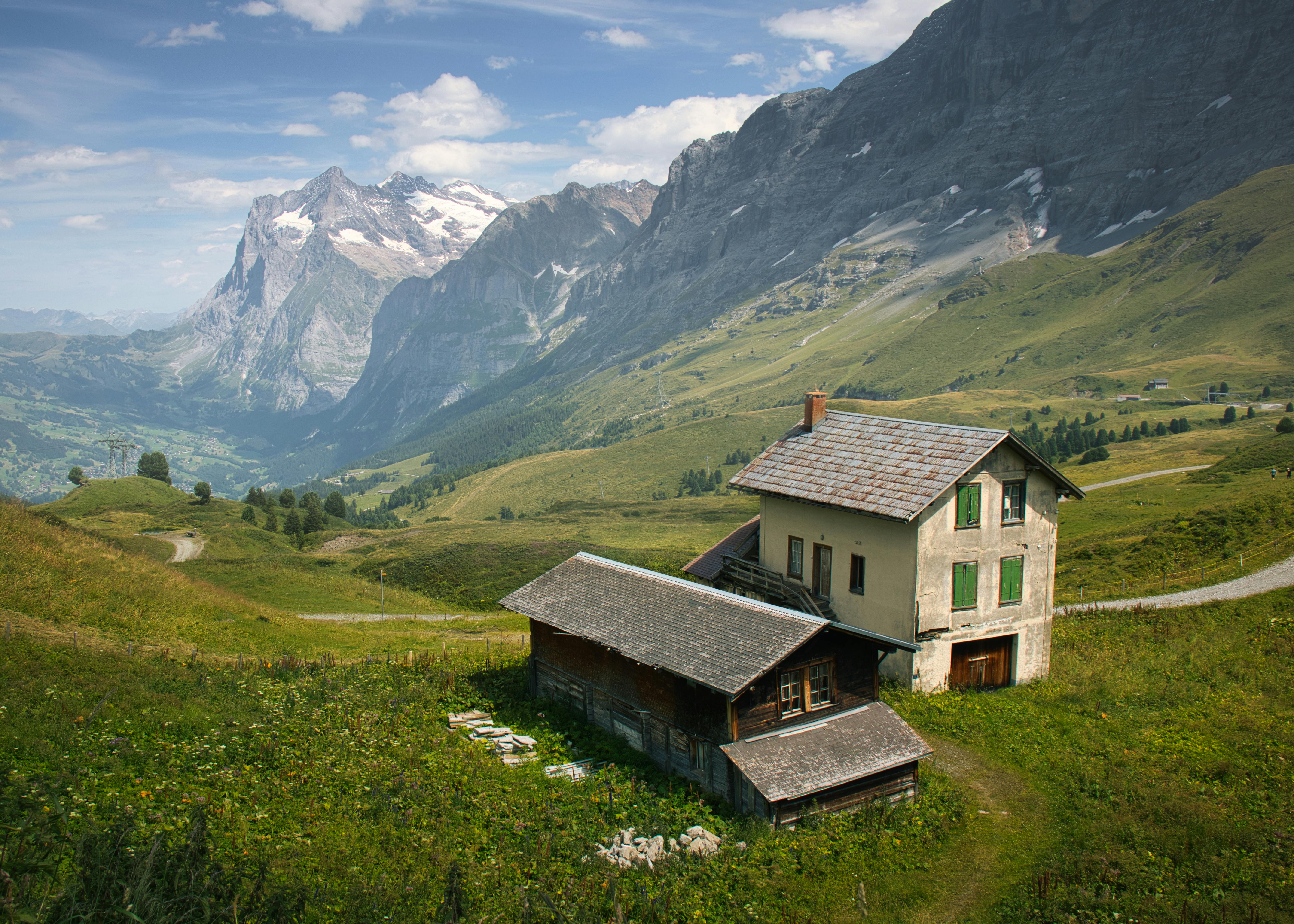 Scenic view of a mountain chalet in Grindelwald, Switzerland with stunning alpine backdrop.