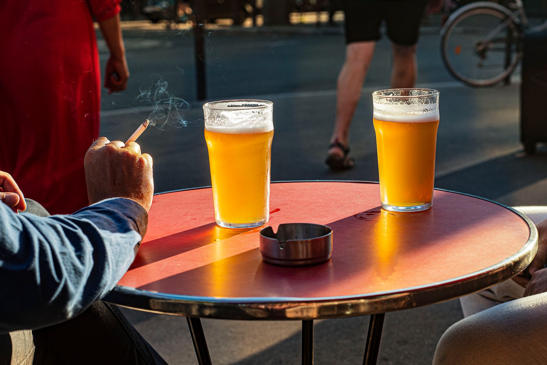 Sollte das Rauchen in Außenbereichen von Restaurants und Cafés in Deutschland verboten werden?