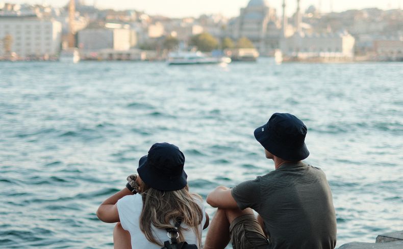 Online dating: starting a conversation on a niche platform