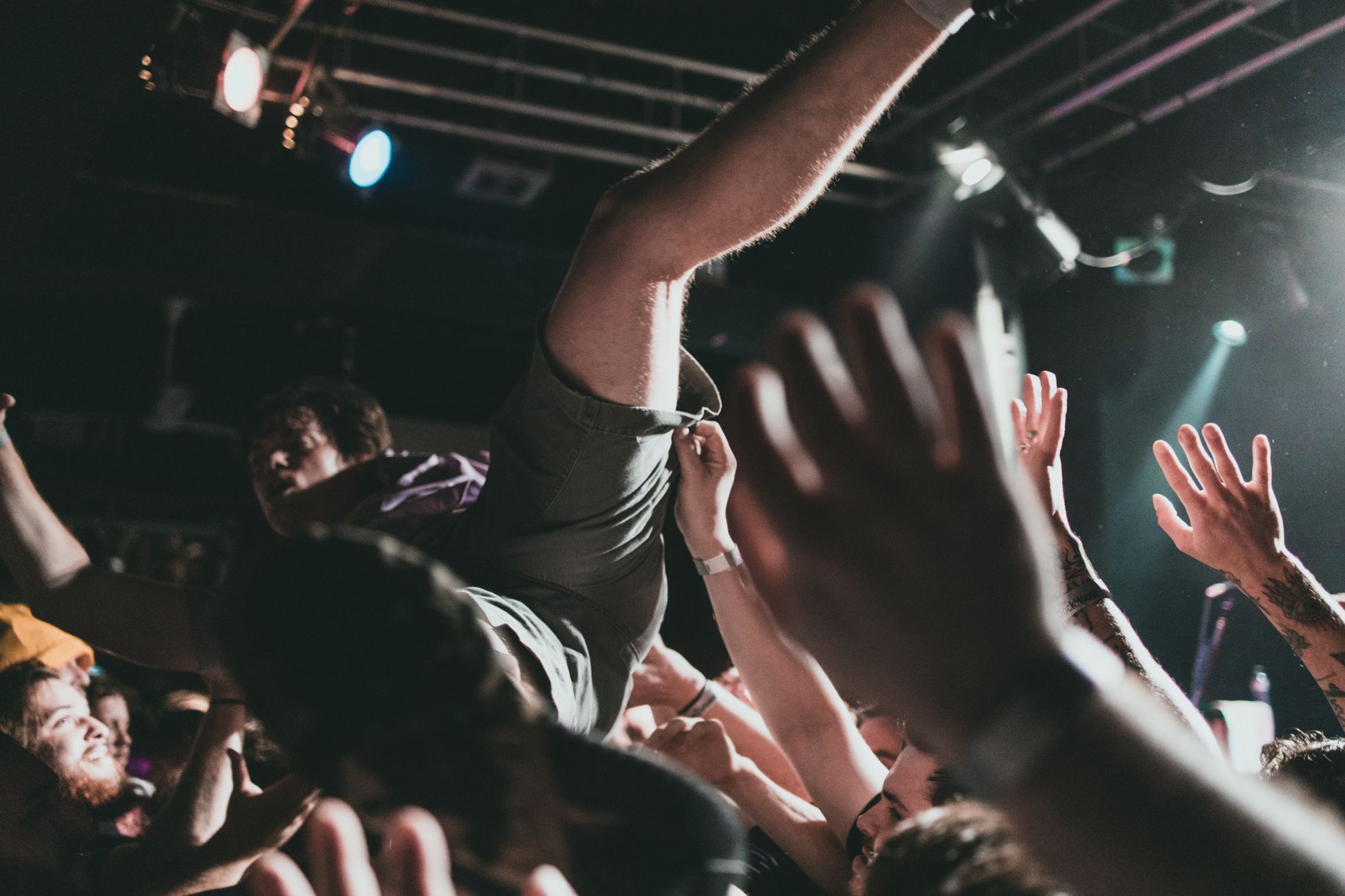 Metalfan (12) door favoriete band op podium getild
