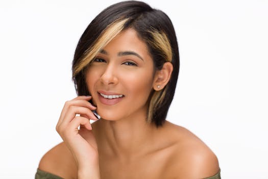 这是一张短发女子的特写肖像，她面带微笑，表情充满活力