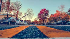 新泽西州哈肯萨克充满活力的秋季街景中，汽车与秋叶相映成趣