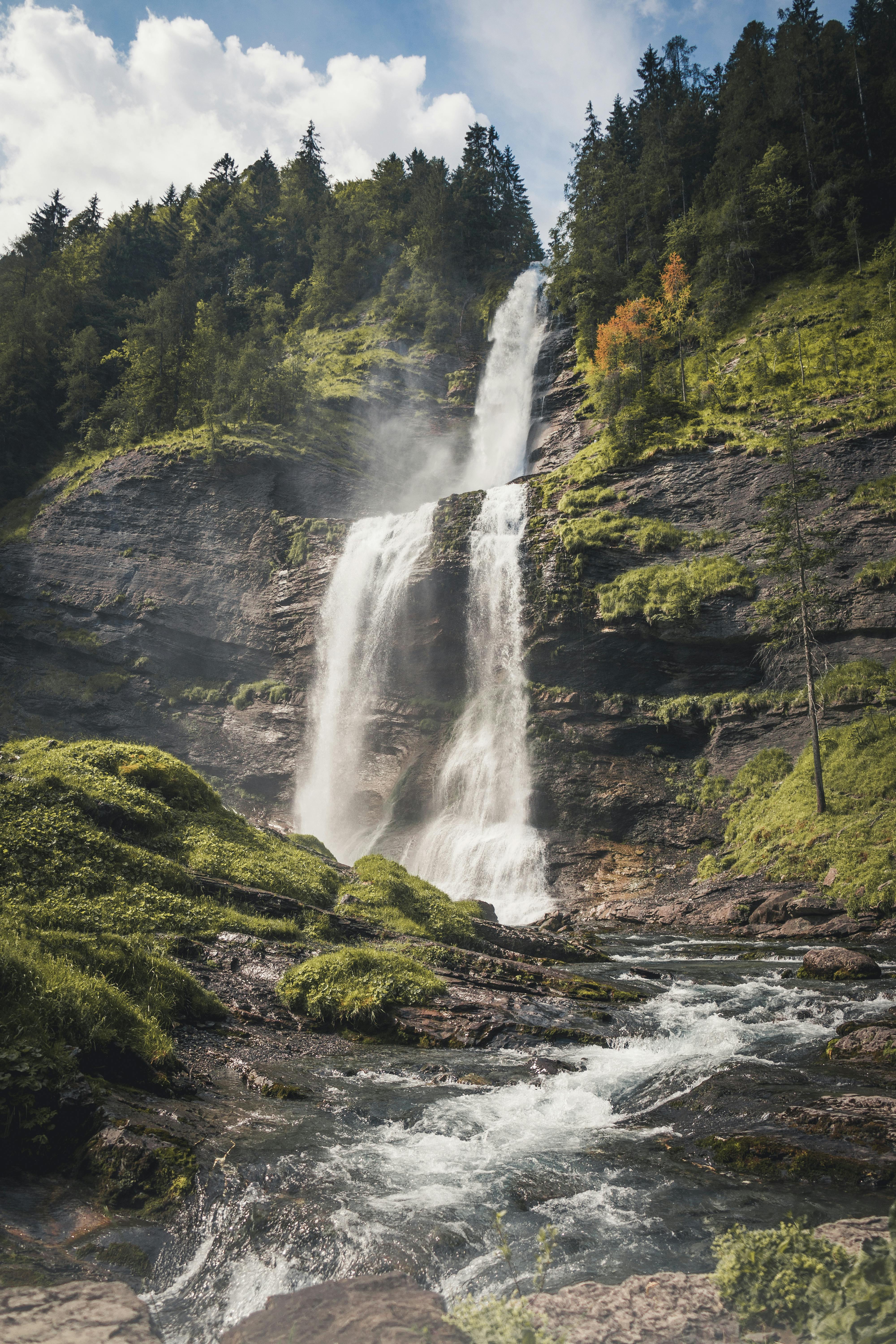 法国萨莫恩斯雄伟的瀑布被郁郁葱葱的森林所环绕