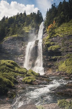 法国萨莫恩斯雄伟的瀑布被郁郁葱葱的森林所环绕