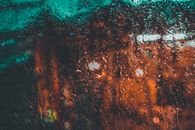 加尔各答的雨点打在夜间的玻璃上，闪烁着充满活力的散景灯光