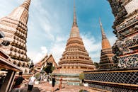 在泰国曼谷充满活力的蓝天下，卧佛寺的传统佛塔令人惊叹