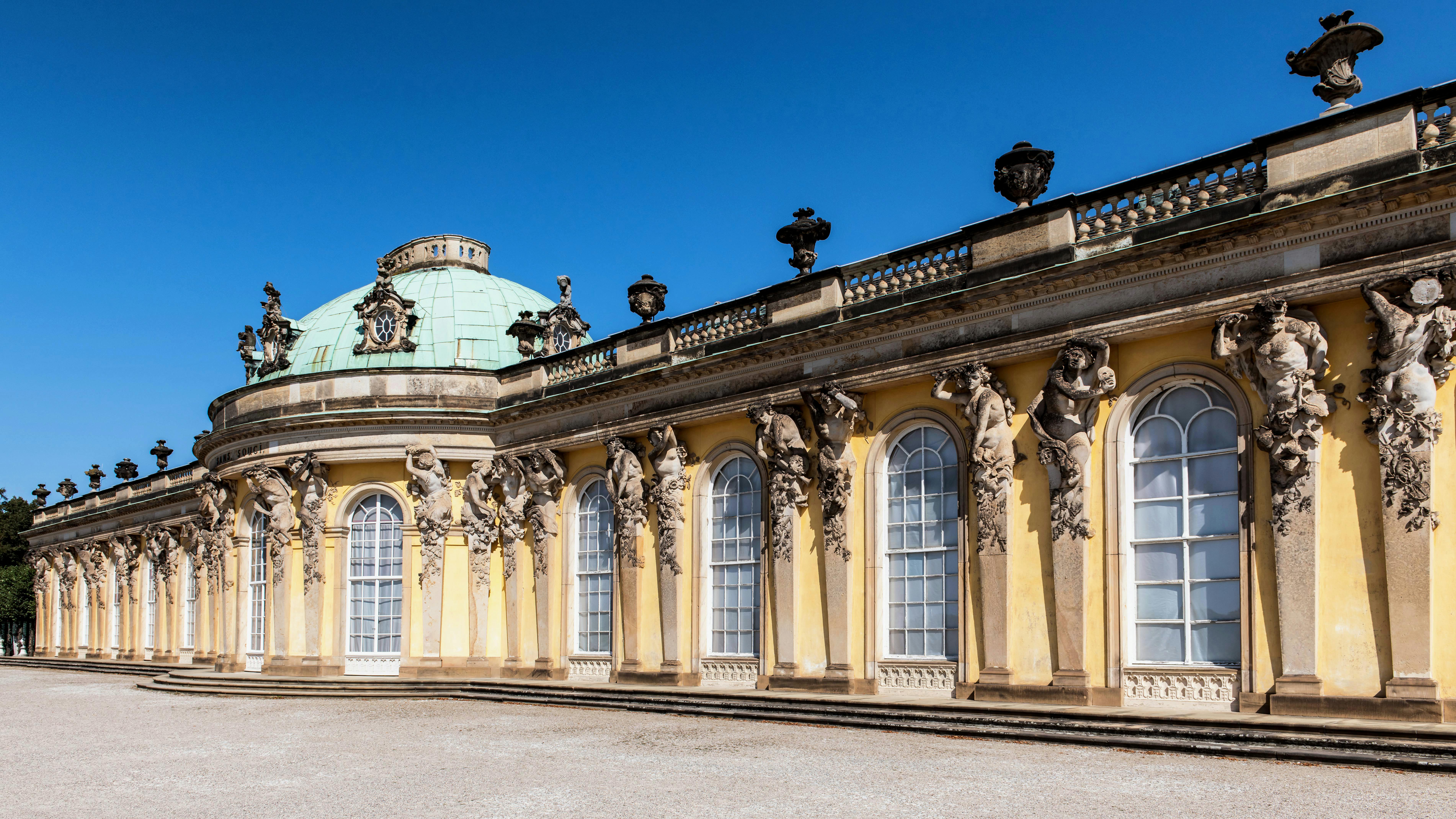 Striking Rococo Schloss Sanssouci in Potsdam Germany under bright sky — Frederick the Great's 1747 Rococo summer palace, UNESCO