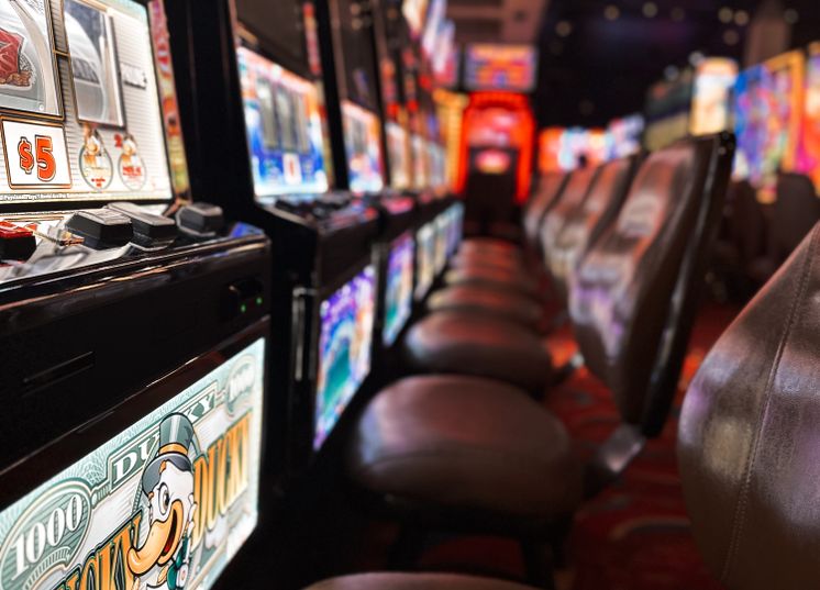 Online Casino: Spielautomaten und Live-Spiele im Überblick
