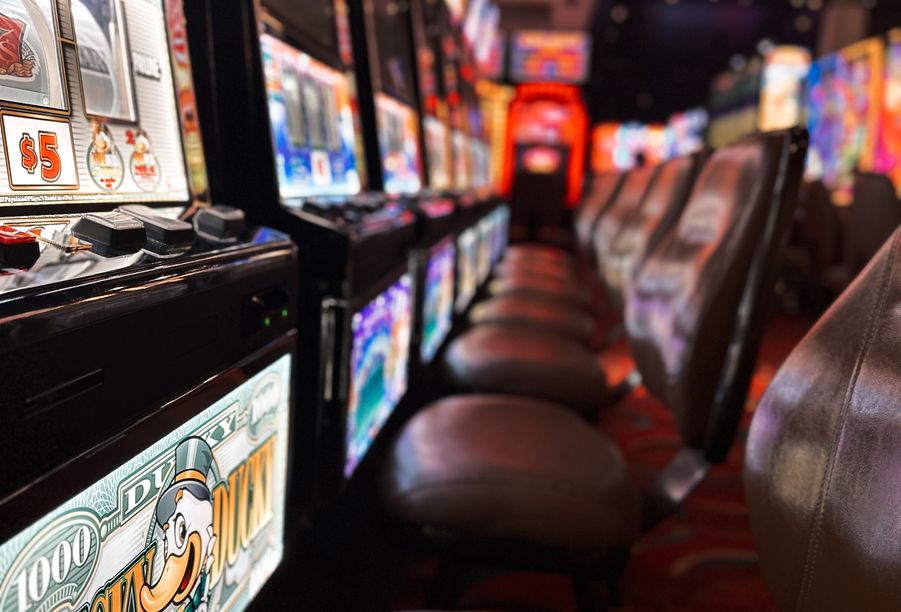 Online Casino: Spielautomaten und Live-Spiele im Überblick