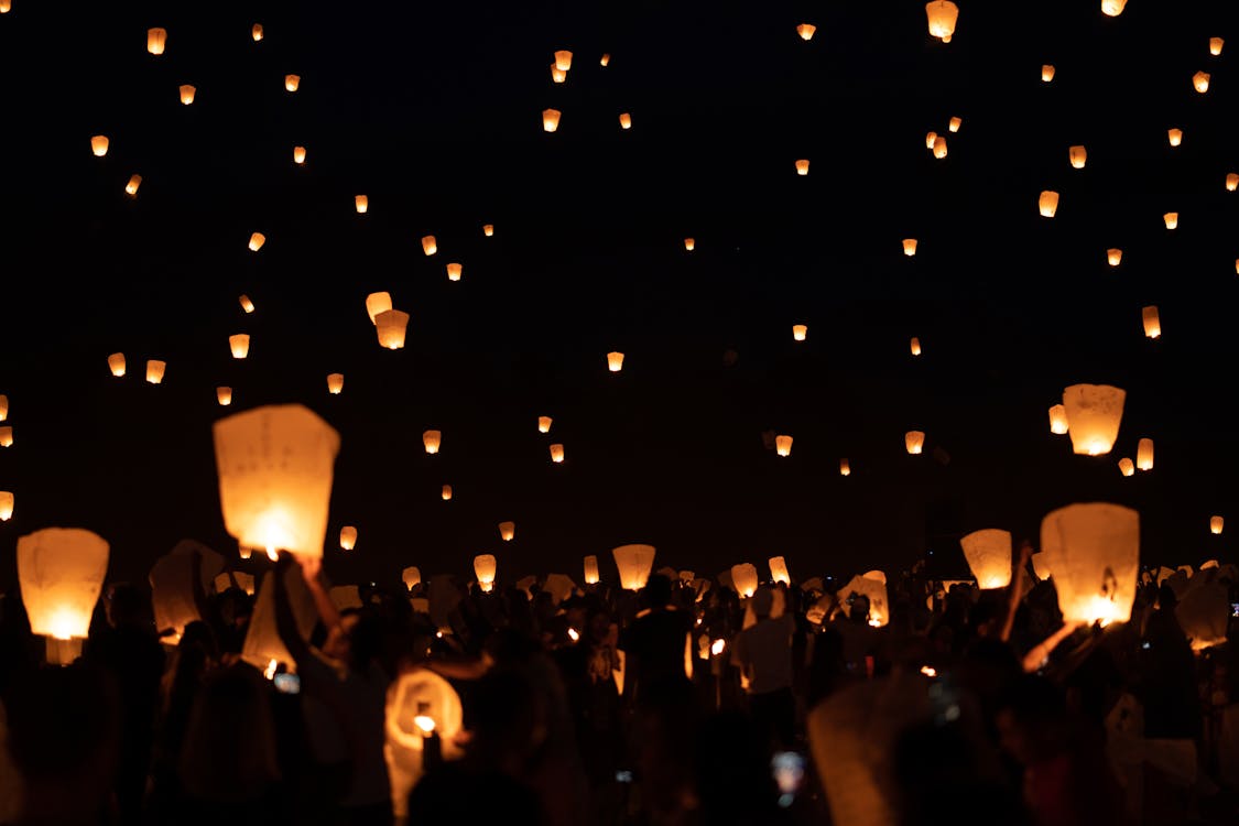 Lanterne Volanti Di Notte · Immagine gratuita