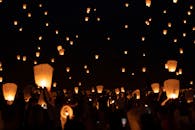 迷人的灯笼点亮了夜色，营造出令人沉醉的氛围