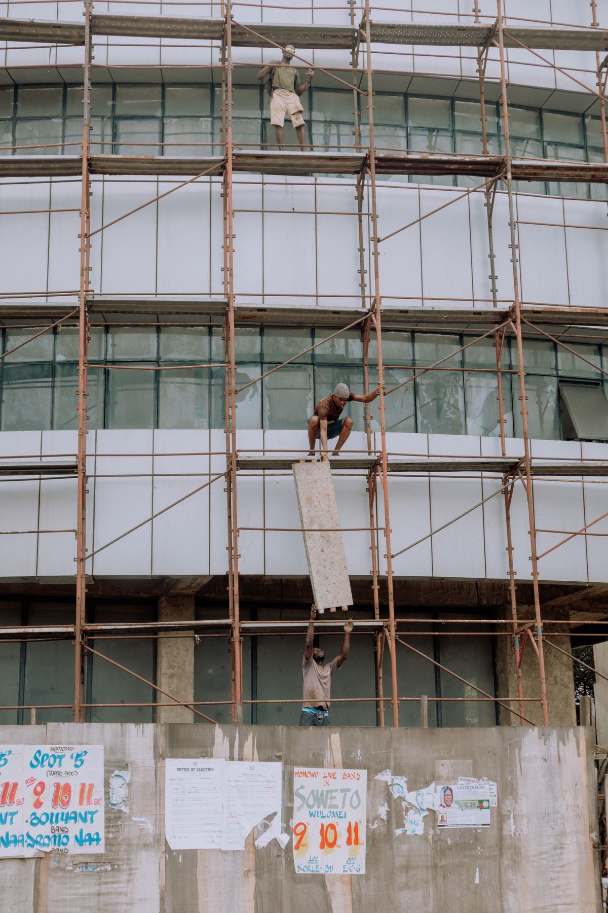 Immeuble en construction avec échafaudages à Accra – Bureau d'études au Niger