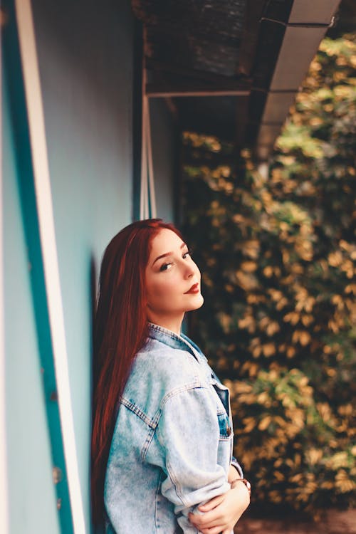 Mujer Recostada En La Pared