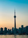 日落时分，多伦多天际线与加拿大国家电视塔的轮廓，映衬着色彩缤纷的天空