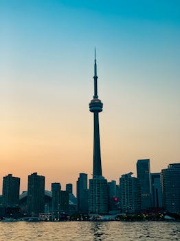 日落时分，多伦多天际线与加拿大国家电视塔的轮廓，映衬着色彩缤纷的天空