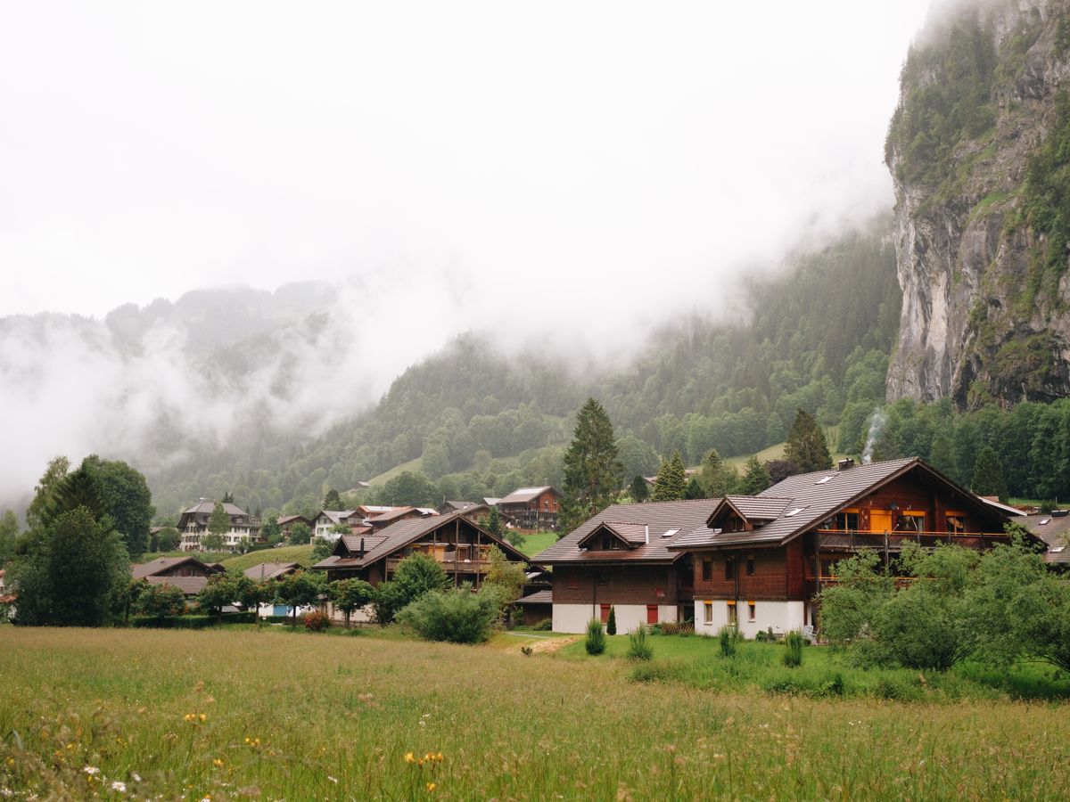 A mountain village with many houses and trees · Free Stock Photo