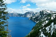冬季拍摄的山脉白雪皑皑，湖泊蔚蓝，景色壮丽
