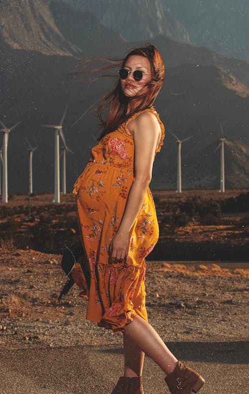 Foto Der Schwangeren Frau, Die Gelbes Kleid Trägt