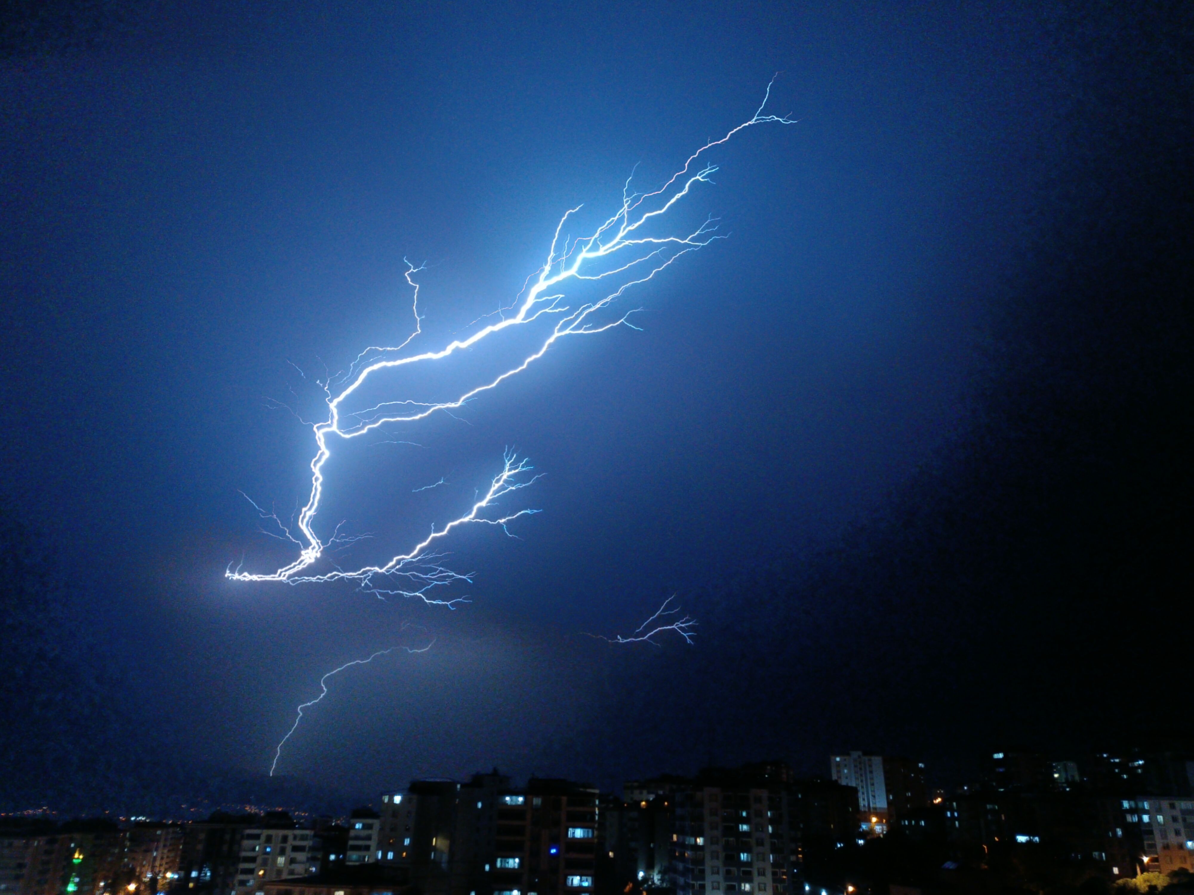Striking lightning illuminates the night sky over Kahramanmaraş, Türkiye, showcasing a dramatic weather phenomenon.