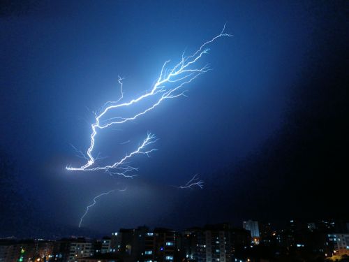 Free Striking lightning illuminates the night sky over Kahramanmaraş, Türkiye, showcasing a dramatic weather phenomenon. Stock Photo