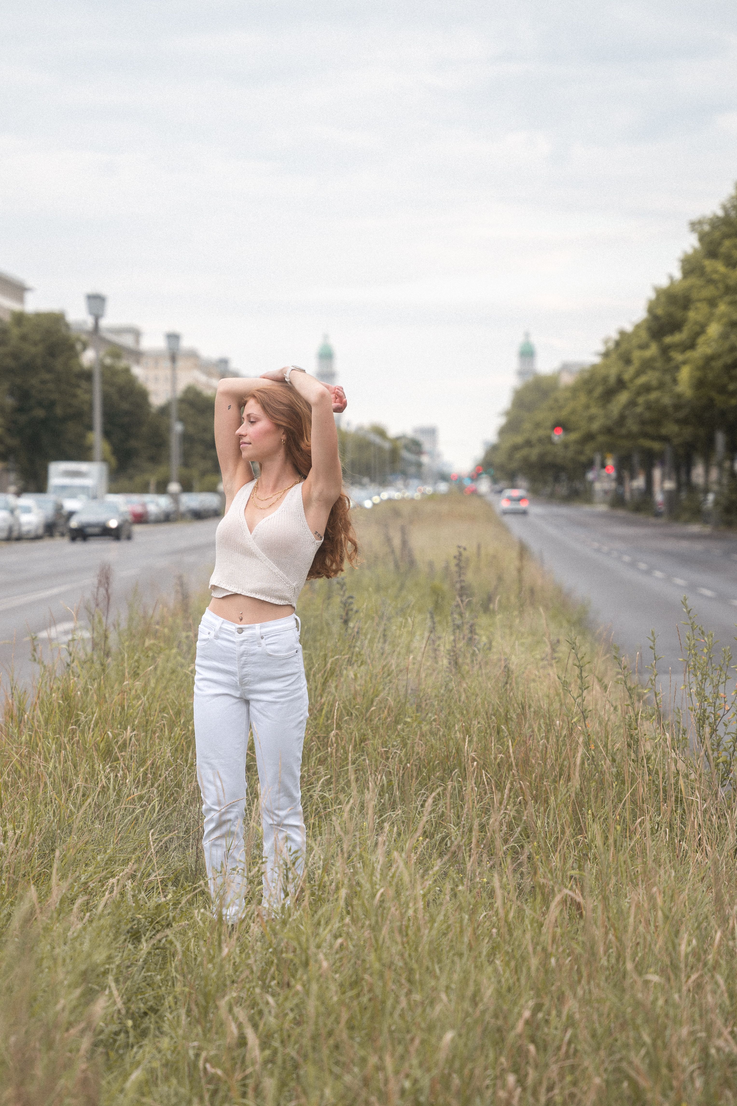 A woman standing in the middle of a field · Free Stock Photo