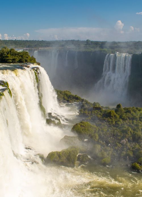 Free Discover the breathtaking beauty of Iguazu Falls in Foz do Iguaçu, captured in stunning detail. Stock Photo