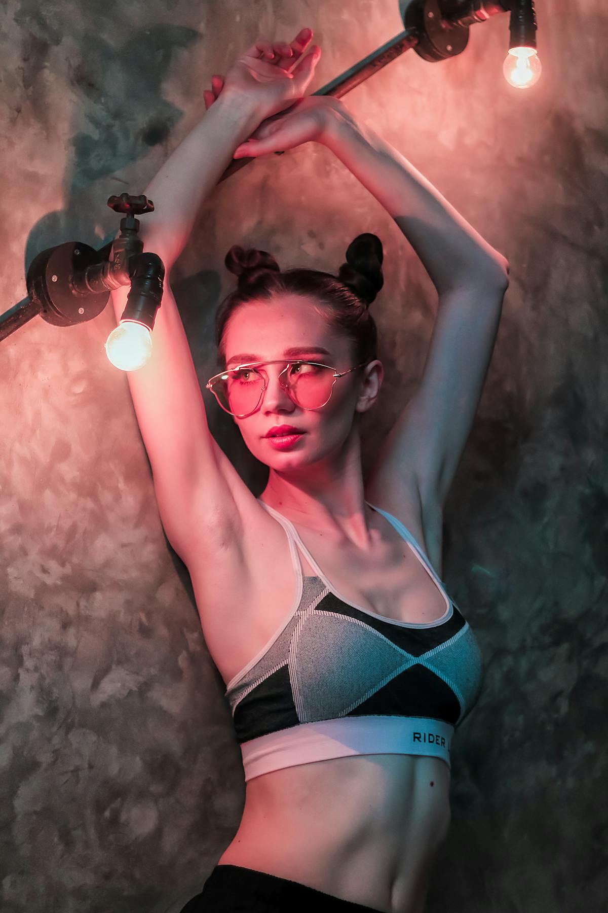 Donna vista di profilo che indossa un reggiseno sportivo chiaro