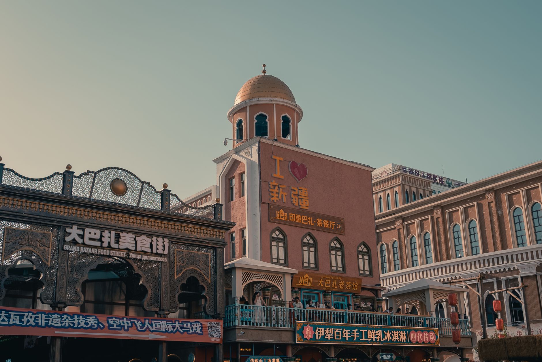 Kashgar old city Islamic architecture Urumqi Grand Bazaar — Photo by Lywin