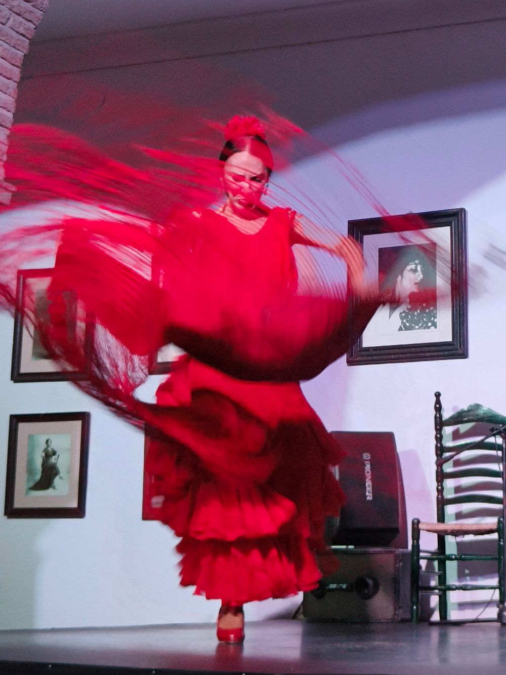 Bailaora de flamenco en tablao íntimo