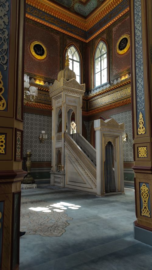 Free Explore the intricate interiors of a beautifully designed mosque with ornate details and vibrant colors. Stock Photo