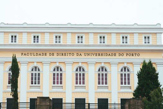 Vuelo FPV sobre colegio en Bucaramanga — vista aérea del campus