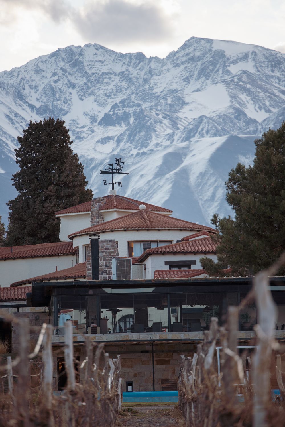 Bodega boutique de Mendoza con techo de tejas frente a los Andes nevados