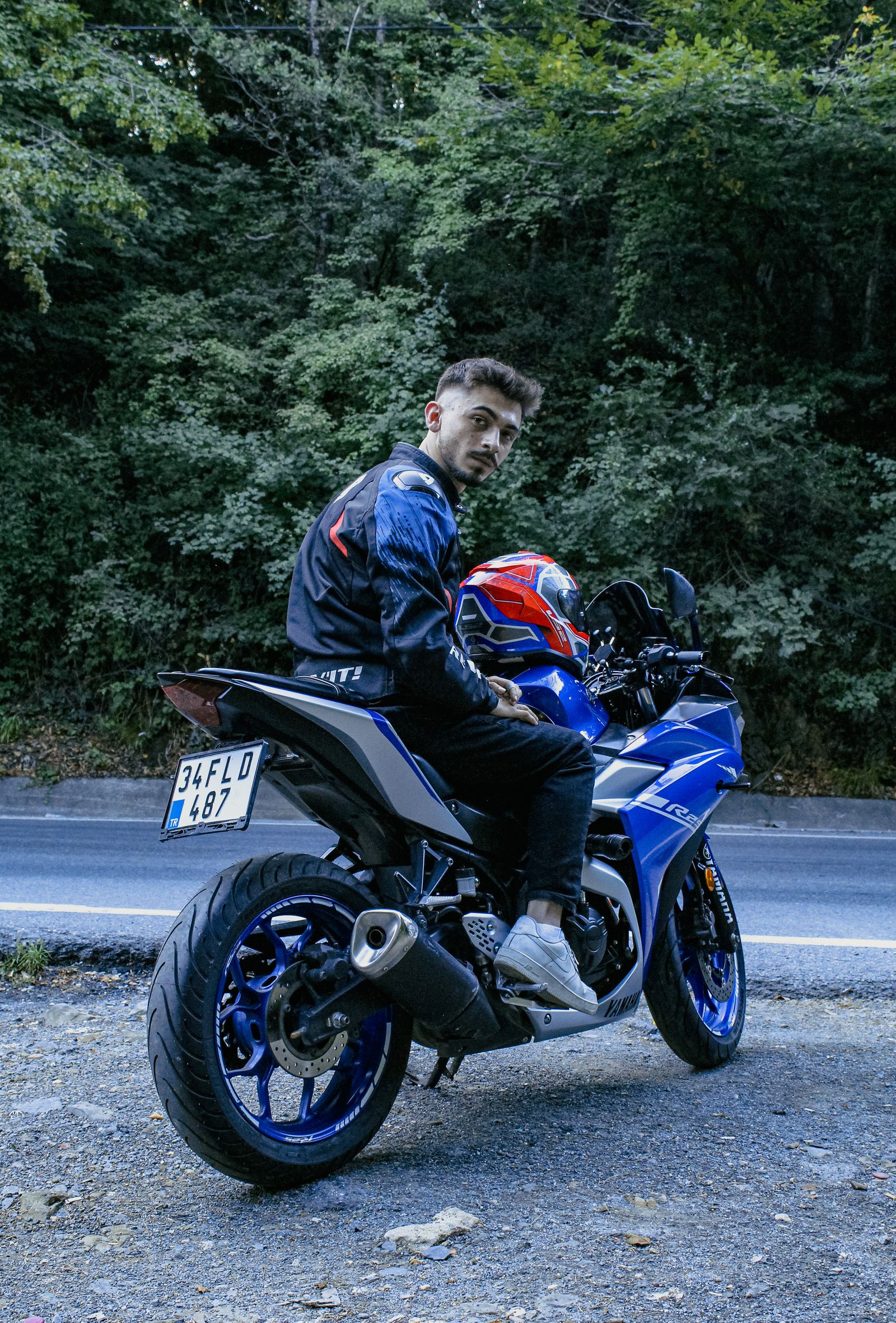 Jeune homme assis sur une moto Yamaha, prêt pour l'aventure