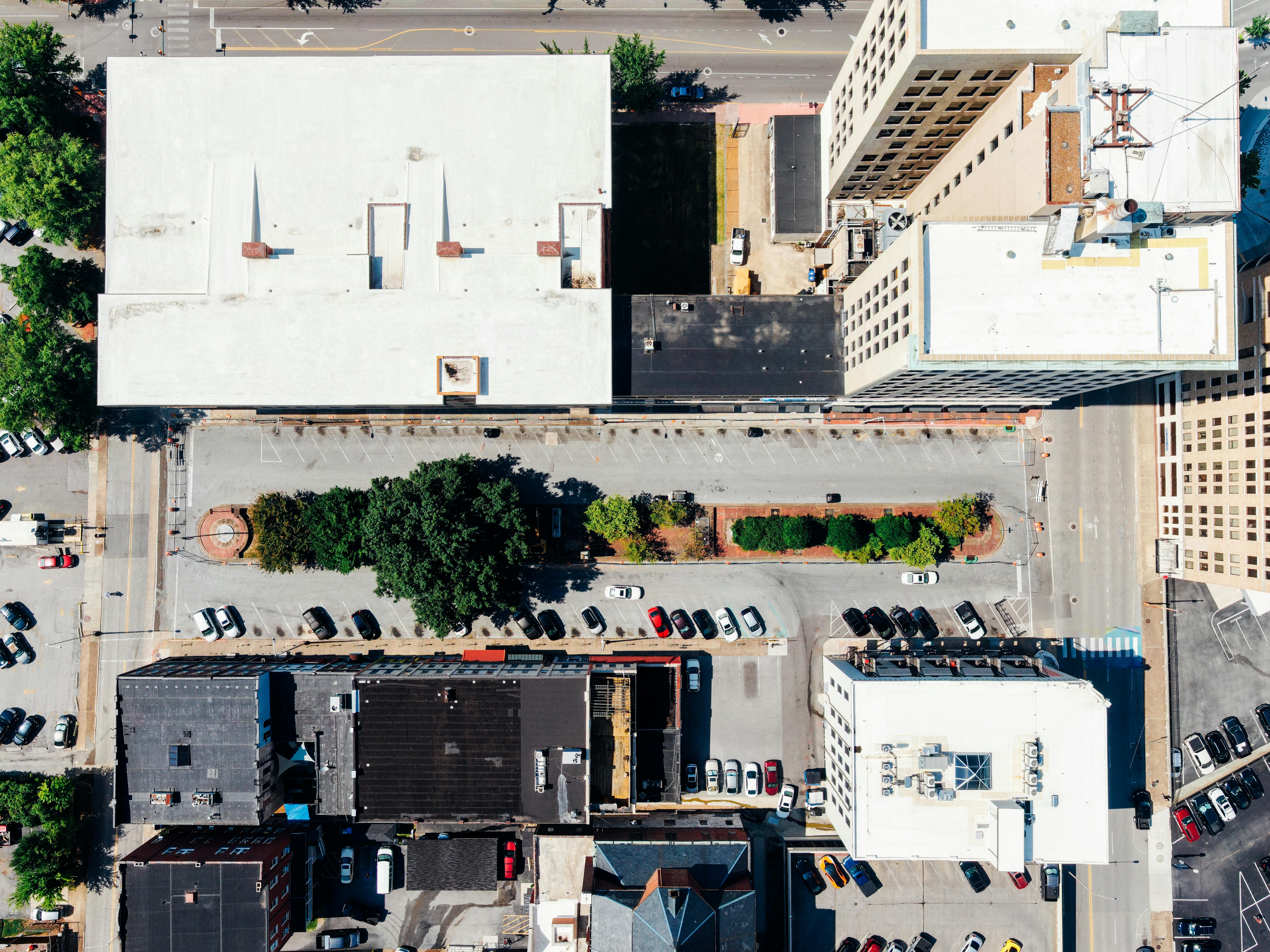 展示市中心建筑和停车场的航拍照片