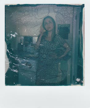 这款质感十足的复古宝丽来相机，描绘了一位身处室内的女性，呈现出独特的衰老效果