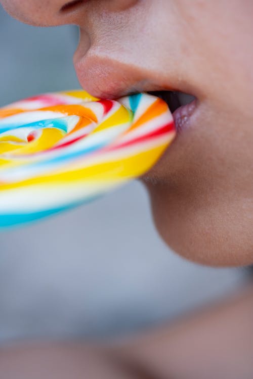 Persona Comiendo Piruleta Multicolor